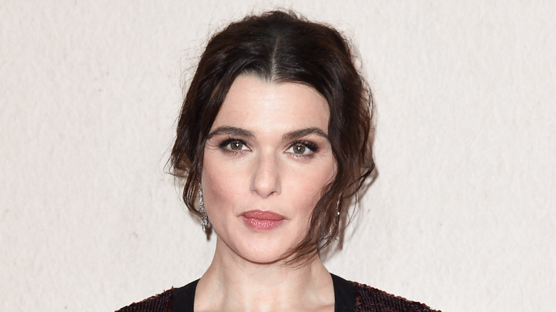 Rachel Weisz con espressione seria