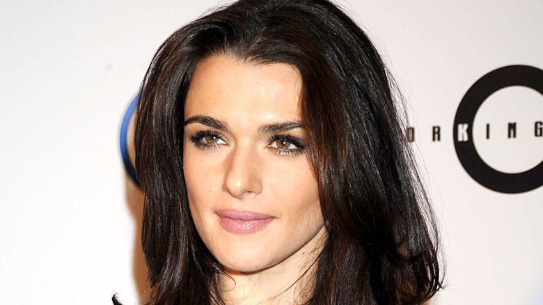 Rachel Weisz sorride