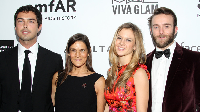 Caleb Wilding, Aileen Getty, Alexandra Wilding e Andrew Wilding sorridono