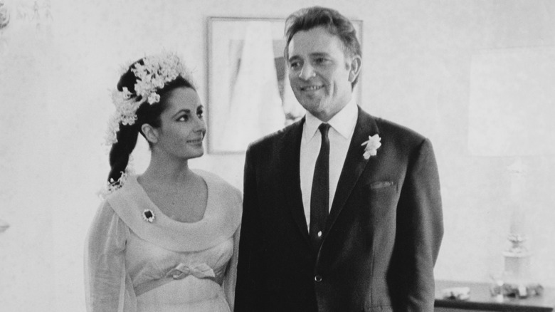 Elizabeth Taylor e Richard Burton sorridono