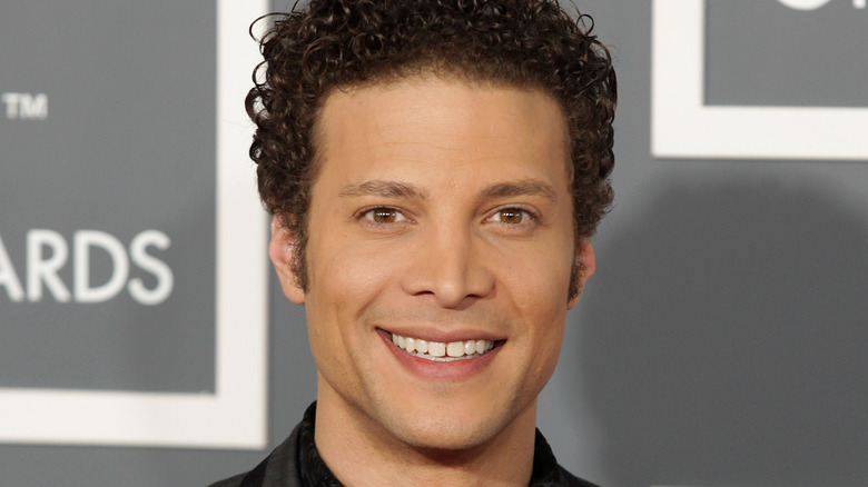 .Justin Guarini indossa abiti di colore scuro