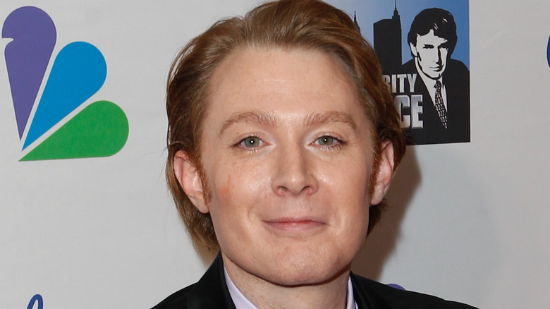 Clay Aiken indossa un abito