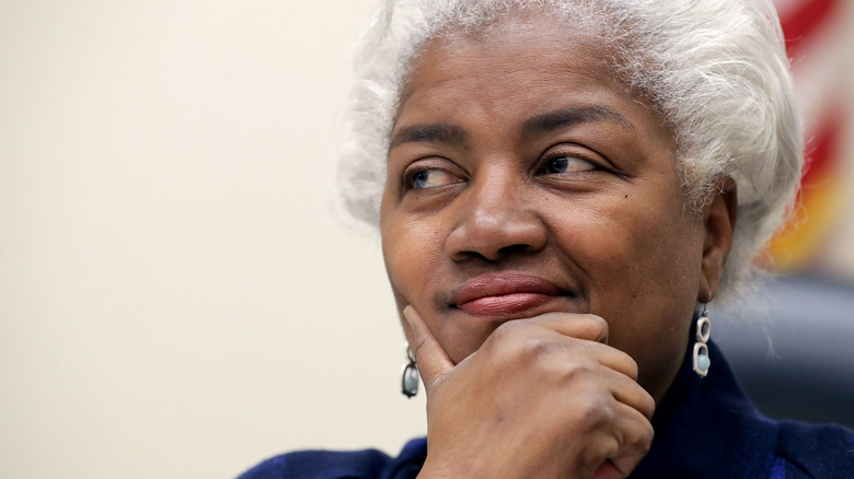 Donna Brazile con la mano sul mento