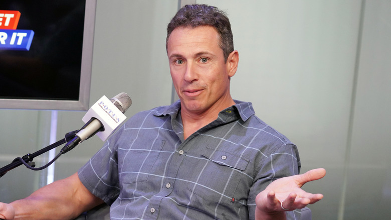 Chris Cuomo scrolla le spalle