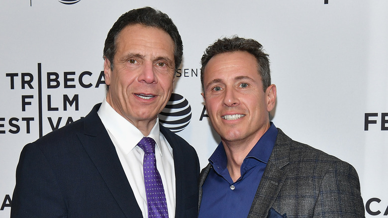 Andrew Cuomo e Chris Cuomo posano insieme