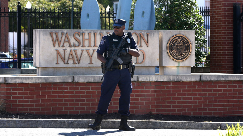 Ufficiale di polizia di guardia al Washington Navy Yard nel 2013