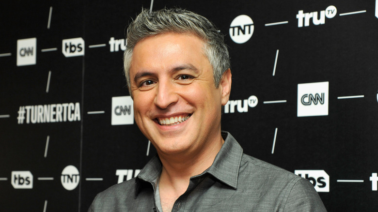 Reza Aslan sorride