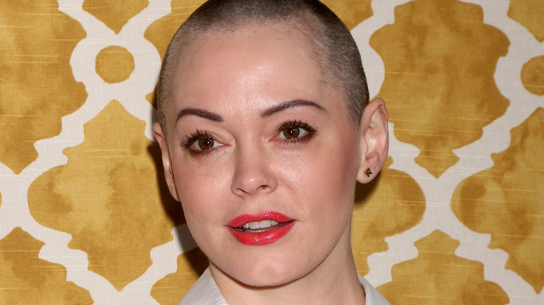 Rose McGowan con la testa rasata 