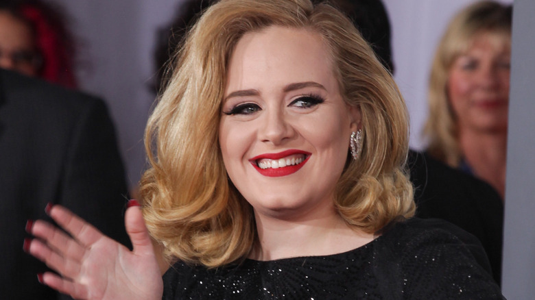 Adele sorride e saluta