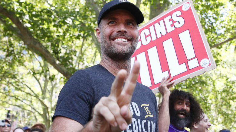 Pete Evans lampeggiante segno di pace 