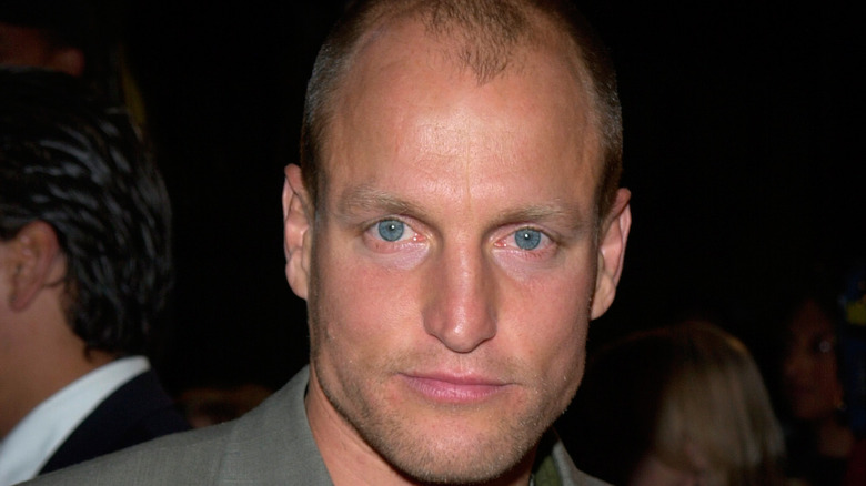 Woody Harrelson guarda avanti