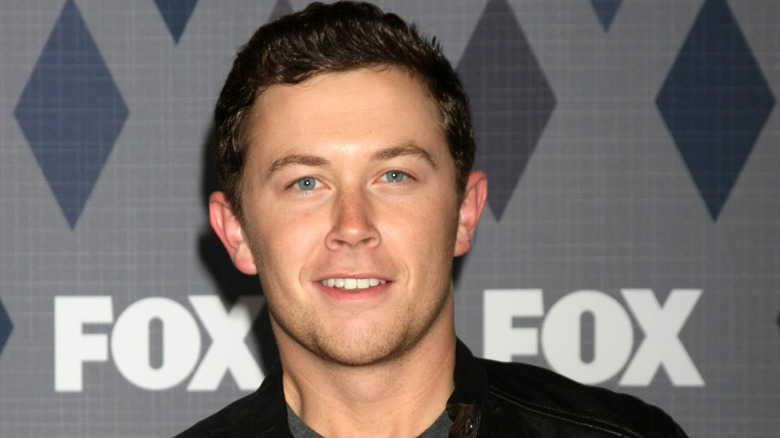 Scotty McCreery in piedi