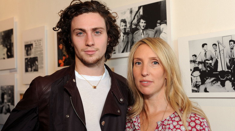 Aaron Taylor-Johnson e Sam Taylor-Johnson sorridono 