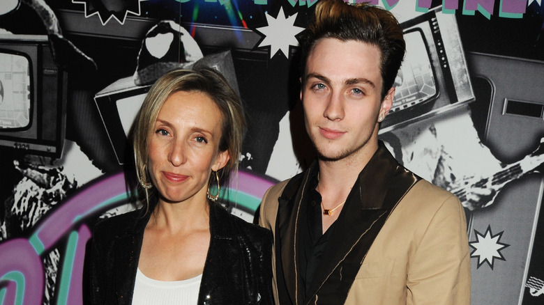 Sam Taylor-Johnson e Aaron Taylor-Johnson sorridono 