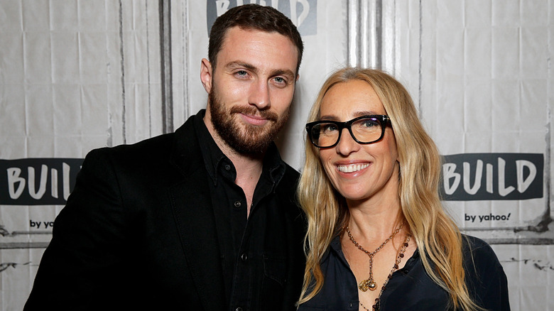 Aaron Taylor-Johnson e Sam Taylor-Johnson sorridono 