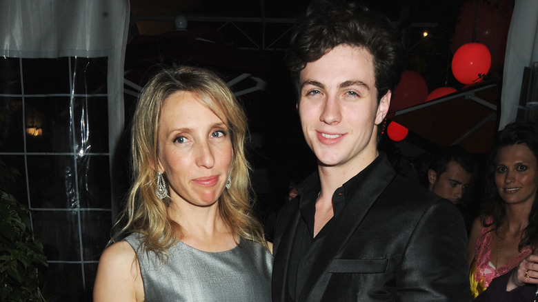 Sam e Aaron Taylor-Johnson si abbracciano 