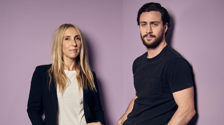 Sam e Aaron Taylor-Johnson posano per un ritratto 