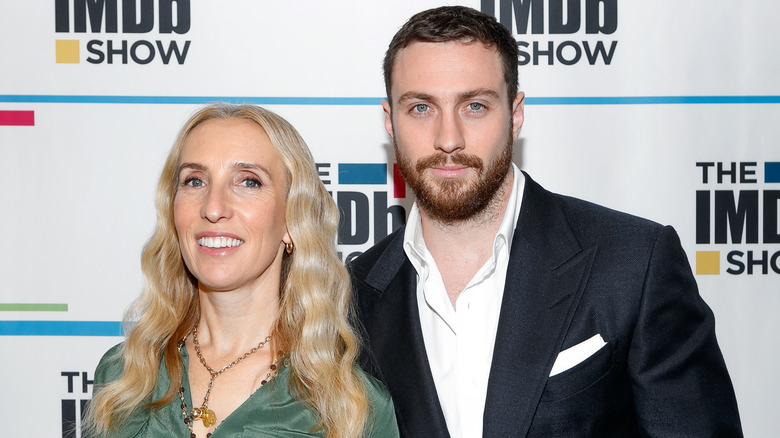 Sam e Aaron Taylor-Johnson sorridono 