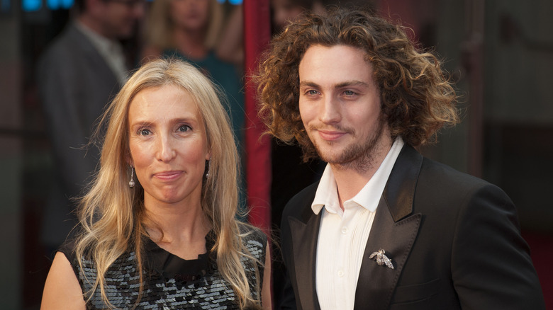 Sam e Aaron Taylor-Johnson sorridono 