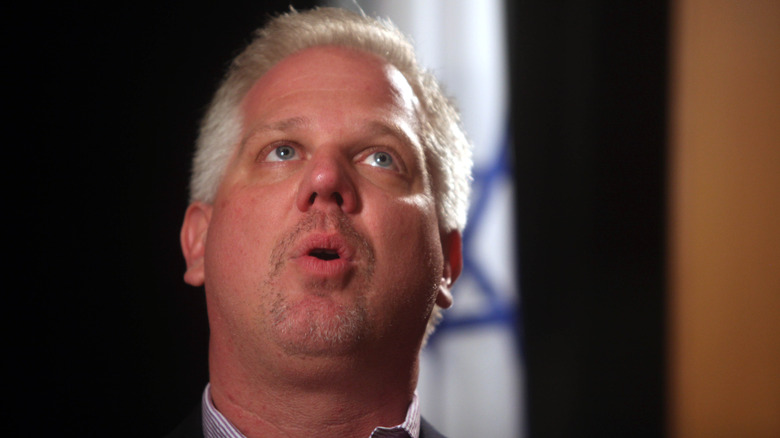 Glenn Beck che parla mentre guarda in alto