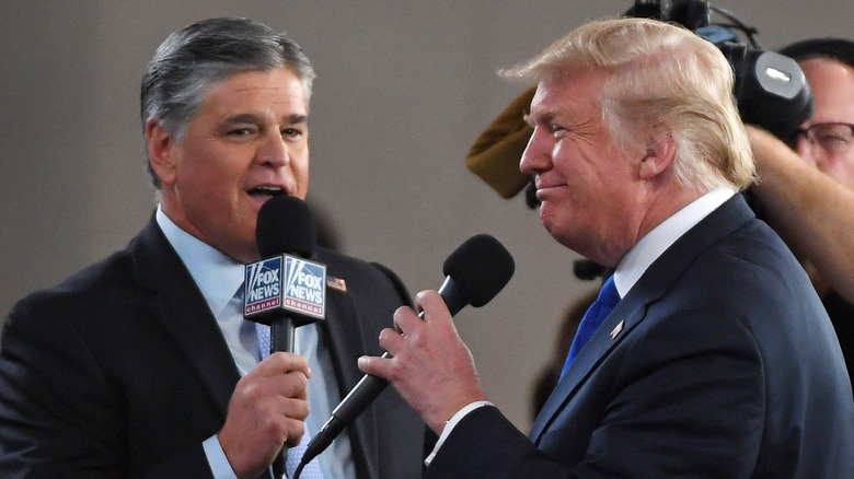 Sean Hannity e Donald Trump, parlando