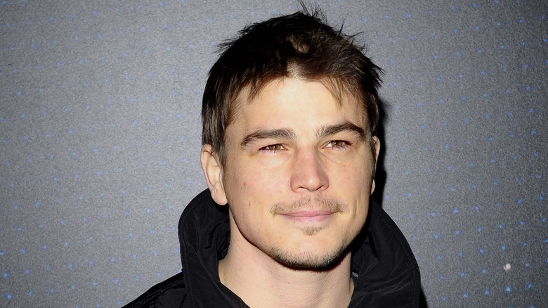 Josh Hartnett in una giacca nera