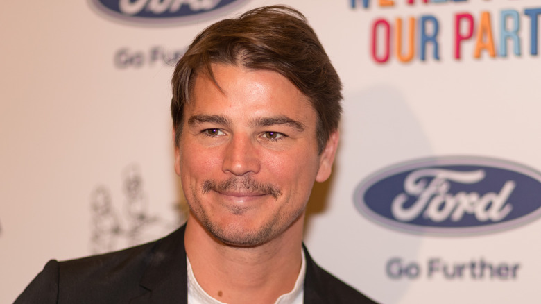 Josh Hartnett in una camicia con colletto da club