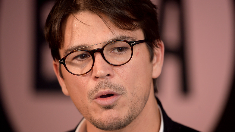 Josh Hartnett con gli occhiali rotondi