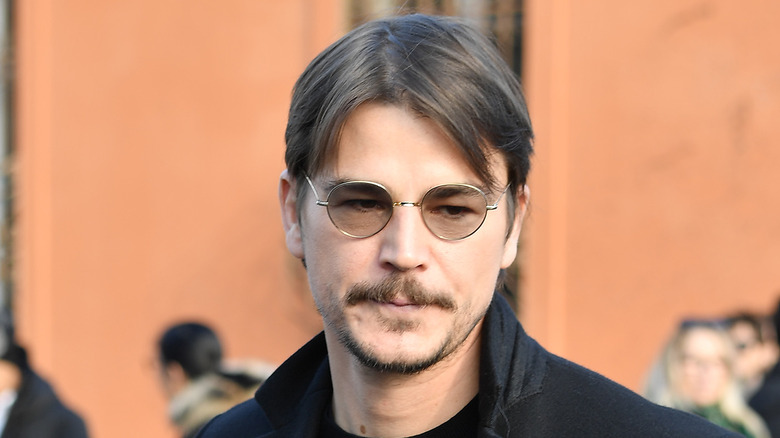 Josh Hartnett in occhiali da sole