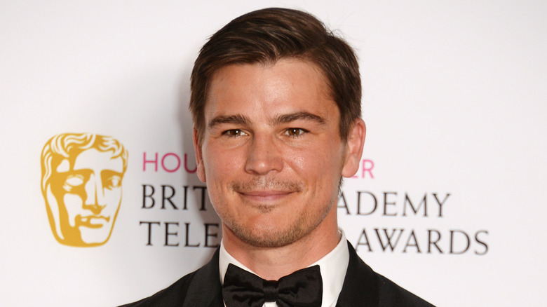 Josh Hartnett in smoking