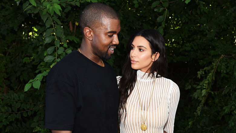 Kim Kardashian che guarda Kanye West