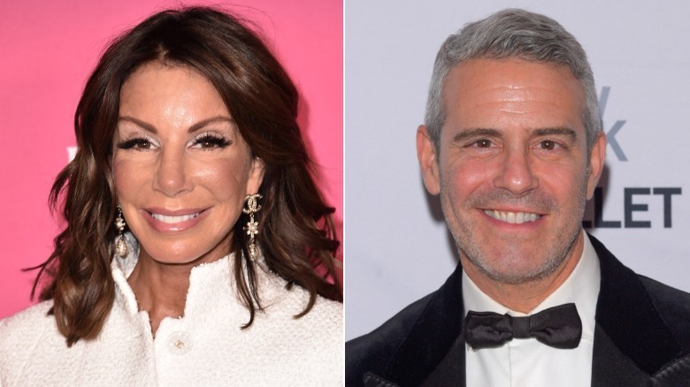 Danielle Staub sorride (a sinistra), Andy Cohen sorride (a destra)