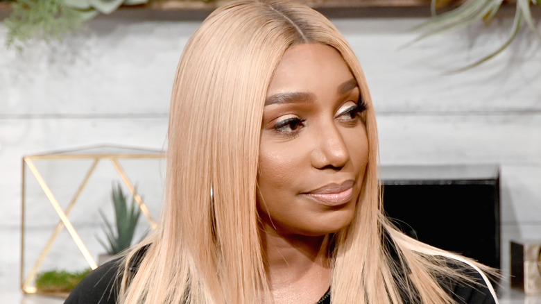 NeNe Leakes fissa di lato