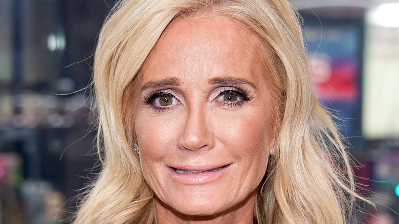 Kim Richards sorride