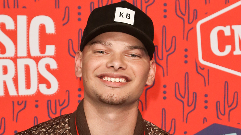 Kane Brown sorride