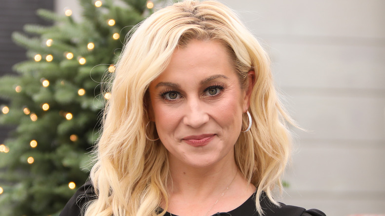 Kellie Pickler davanti all'albero di Natale