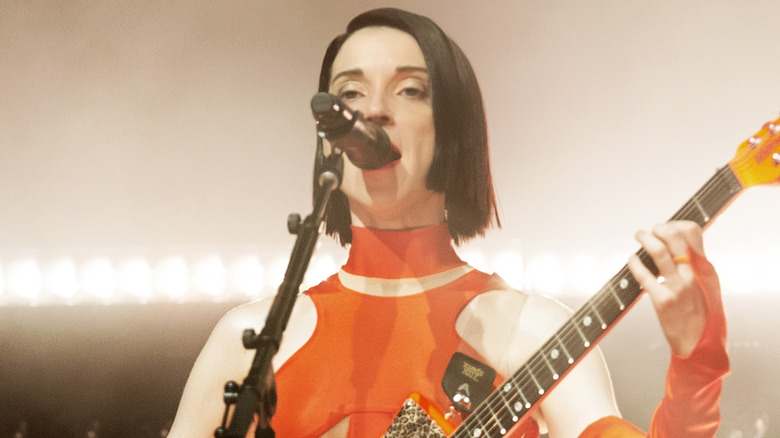 Annie Clark St. Vincent suona la chitarra