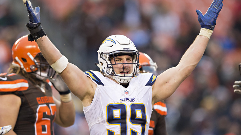 Joey Bosa festeggia durante una partita