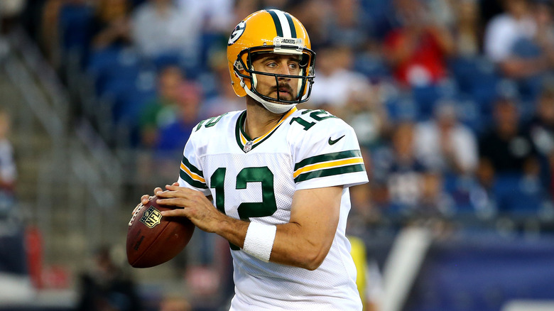 Aaron Rodgers pronto a lanciare un passaggio