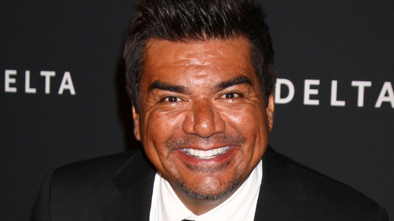 George Lopez sorride