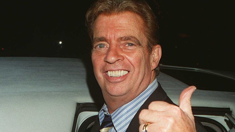 Morton Downey, Jr. dà il pollice in alto