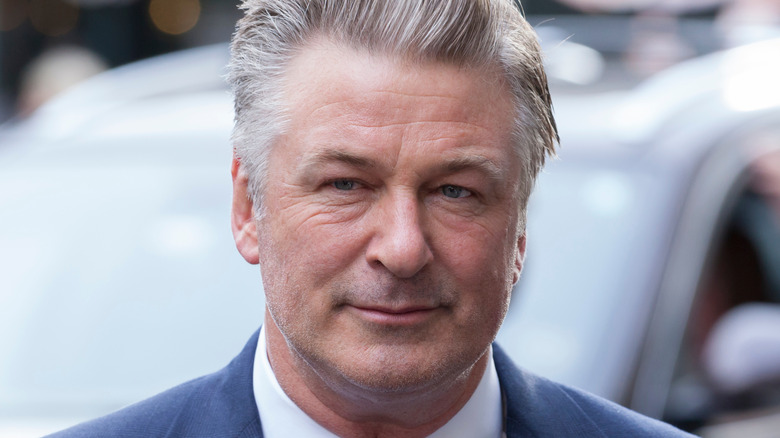 Alec Baldwin sorride