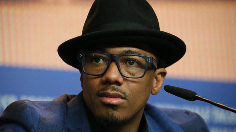 Nick Cannon con cappello e occhiali