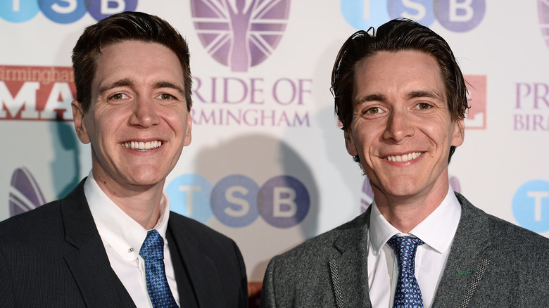 James e Oliver Phelps sorridono