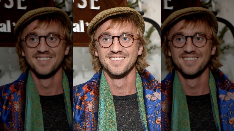 Tom Felton sorride