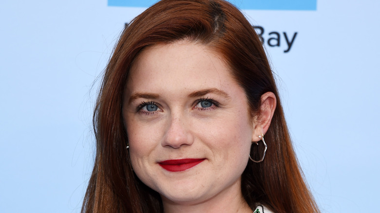 Bonnie Wright sorride