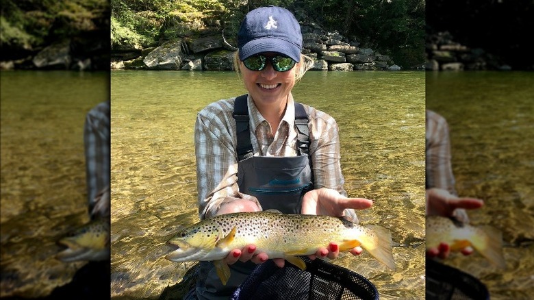 Sandra Smith con in mano un pesce 