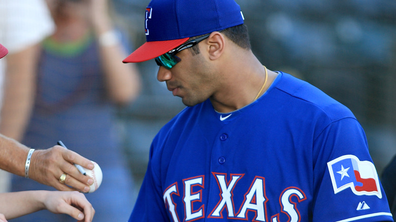 Russell Wilson in uniforme dei Texas Rangers