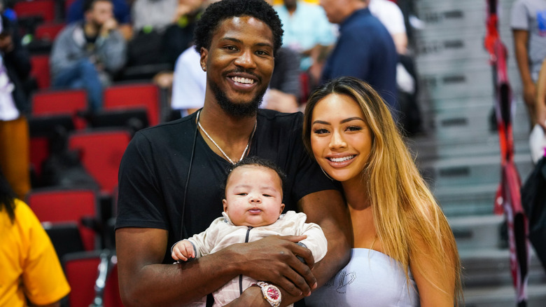 Malik Beasley e Montana Yao in posa con il figlio