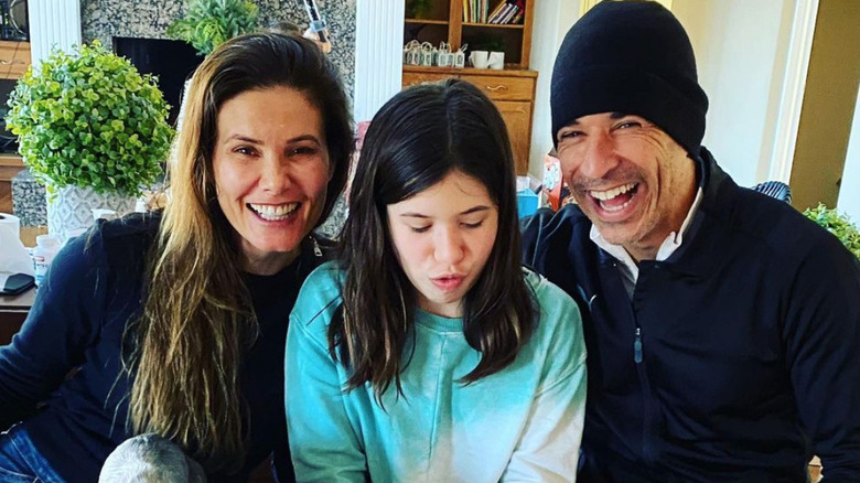 Adriana Henao e Helio Castroneves con la loro figlia